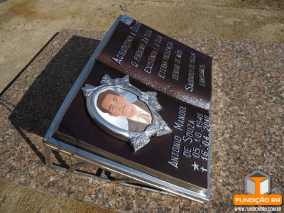 Biblia com Moldura Florida em Aluminio com Suporte