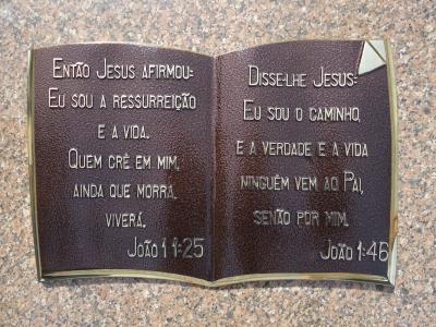 Bíblia em bronze 